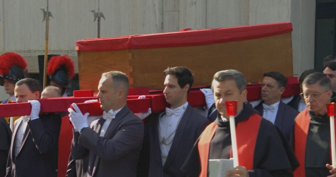 Trwa ceremonia przeniesienia ciała papieża. Uroczysta procesja