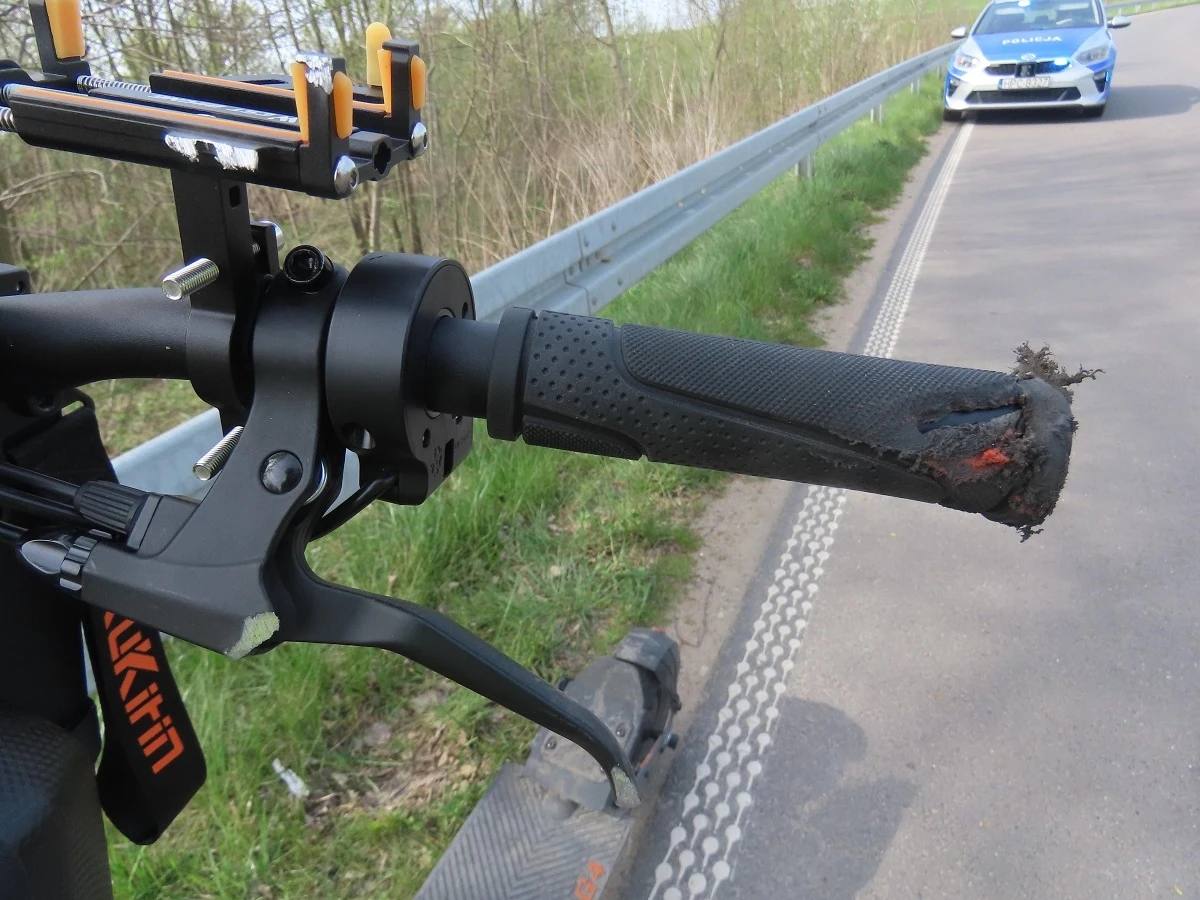 Nie żyje 17-latka poszkodowana w wypadku, do którego doszło w miejscowości Przydwórz w Kujawsko-Pomorskiem. Jechała wraz z 15-latkiem na hulajnodze elektrycznej. Młodzi ludzie, poruszając się bardzo szybko i bez kasków, wypadli z drogi. Chłopiec w stanie ciężkim nadal jest w szpitalu. Policja czeka, aż jego stan się poprawi, aby móc go przesłuchać i ustalić m.in. to, kto kierował hulajnogą. 