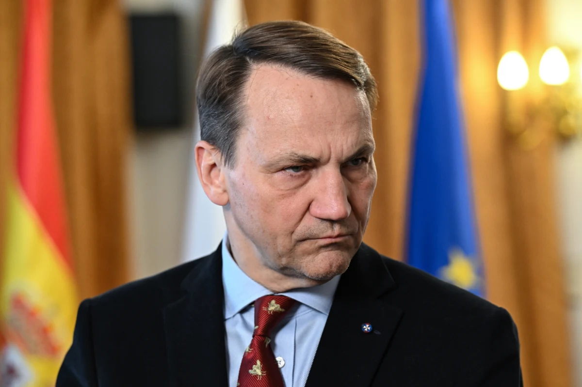 Radosław Sikorski w Sejmie wygłasza swoje "exposé" dotyczące priorytetów polityki zagranicznej Polski. W trakcie przemówienia w mocnych słowach zwrócił się do Rosjan: "Nigdy więcej nie będziecie tu rządzić. Ani w Kijowie, ani w Rydze, ani Tallinie, ani w Kiszyniowie" - mówił i dodawał: "Zamiast fantazjować o ponownym podbiciu Warszawy, martwcie się o to, czy utrzymacie Chajszenwaj (tradycyjna chińska nazwa Władywostoku)". Szef MSZ-u wykorzystał też w przemówieniu hasło wyborcze Rafała Trzaskowskiego, co skrytykował prezydent Andrzej Duda. 