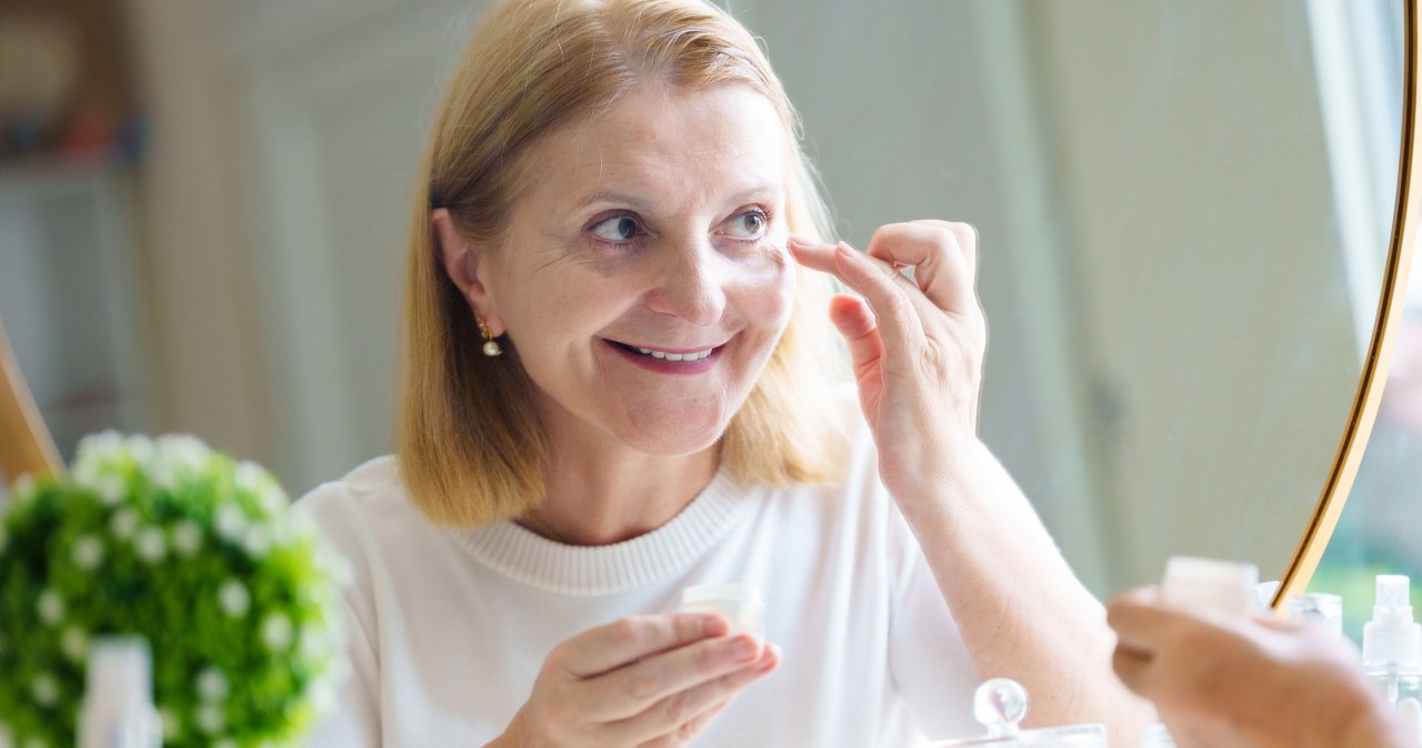 Dokładnie wymieszaj i nałóż na twarz. Domowy sposób na redukcję zmarszczek