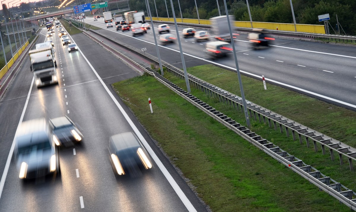 86-latek jechał pod prąd na autostradzie. O włos od tragedii [FILM]