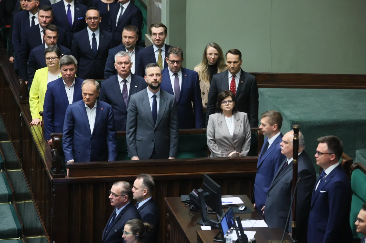 "Uzgodniłem z panem prezydentem, że to pan prezydent będzie reprezentował państwo polskie w Watykanie w czasie pogrzebu papieża Franciszka. Ja będę w tym czasie tu pilnował porządku w Polsce" - przekazał w środę dziennikarzom w Sejmie premier Donald Tusk. Uroczystości pogrzebowe Ojca Świętego odbędą się w najbliższą sobotę. W tym dniu w Polsce będzie obowiązywać żałoba narodowa. 