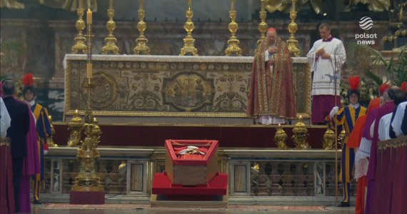 Ciało papieża Franciszka w bazylice św. Piotra. Tłumy wiernych w Watykanie