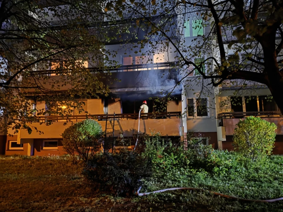 Jedna osoba zginęła, a siedem zostało rannych w pożarze bloku w wielkopolskim Turku, do którego doszło w nocy z wtorku na środę. Przyczyna pojawienia się ognia nie jest jeszcze znana. Strażacy ewakuowali 55 osób.