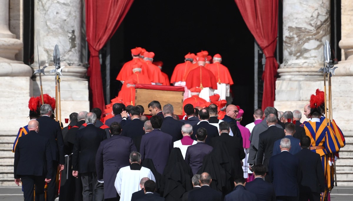 "Sacrum miesza się z profanum". Relacja RMF FM z Watykanu