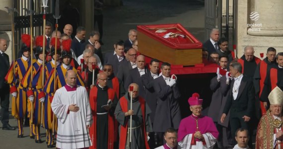 "Wydarzenia": Ostatnia droga papieża. Tak wyglądała procesja do Bazyliki św. Piotra