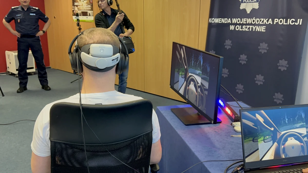 Każdy po założeniu gogli wirtualnej rzeczywistości może być uczestnikiem wypadku. Wszystko dzięki symulatorowi niebezpiecznych sytuacji na drodze, który stworzyli warmińsko-mazurscy policjanci we współpracy z Wojewódzkim Ośrodkiem Ruchu Drogowego w Olsztynie. Nowe narzędzie będzie m.in. pokazywane "punktowcom", czyli osobom, które chcą zmniejszyć liczbę punktów karnych.