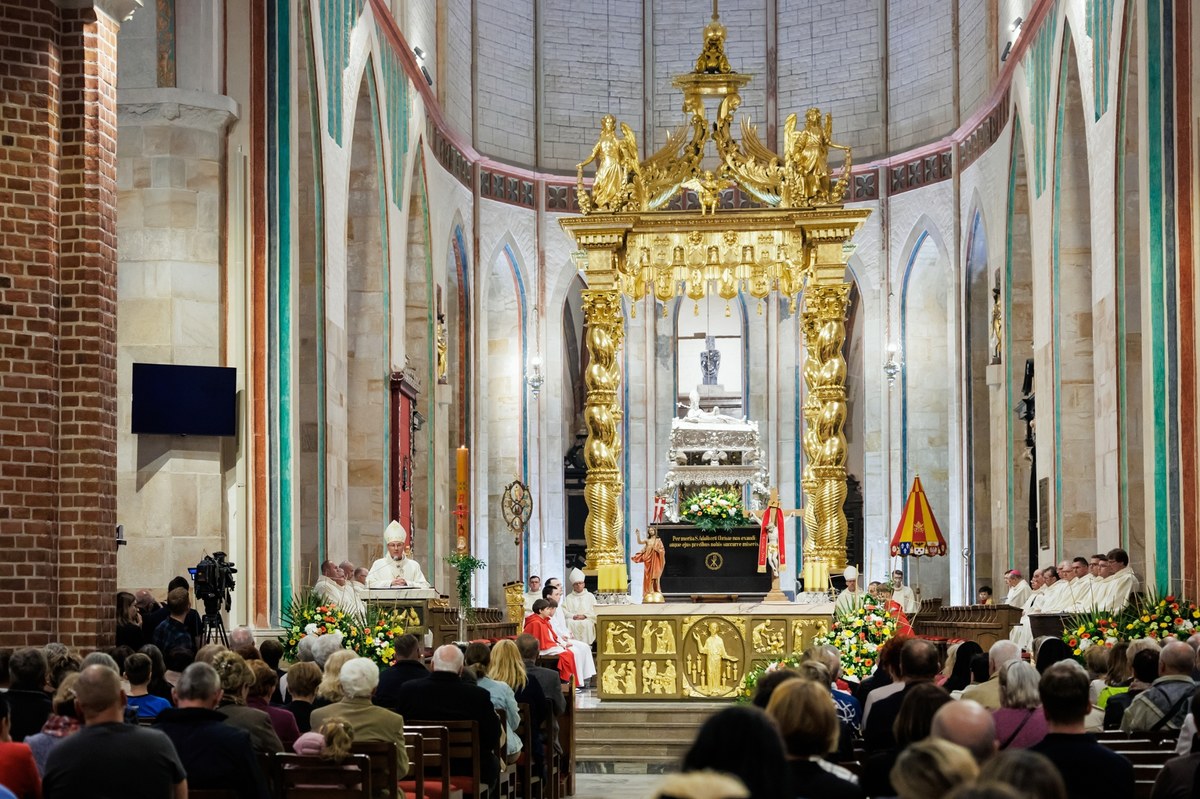 Zmiany w uroczystych obchodach 1000-lecia koronacji Bolesława Chrobrego na pierwszego króla Polski w Gnieźnie. Oprócz przeniesienia daty zgromadzenia posłów i senatorów archidiecezja gnieźnieńska zaplanowała wydarzenia upamiętniające zmarłego papieża Franciszka. Te będą połączone z obchodami koronacji oraz odpustem ku czci św. Wojciecha.