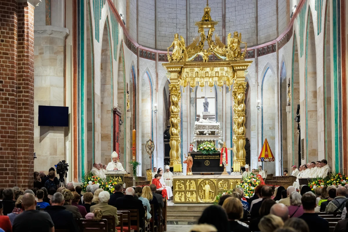 Zmiany w uroczystych obchodach 1000-lecia koronacji Bolesława Chrobrego na pierwszego króla Polski w Gnieźnie. Oprócz przeniesienia daty zgromadzenia posłów i senatorów archidiecezja gnieźnieńska zaplanowała wydarzenia upamiętniające zmarłego papieża Franciszka. Te będą połączone z obchodami koronacji oraz odpustem ku czci św. Wojciecha.