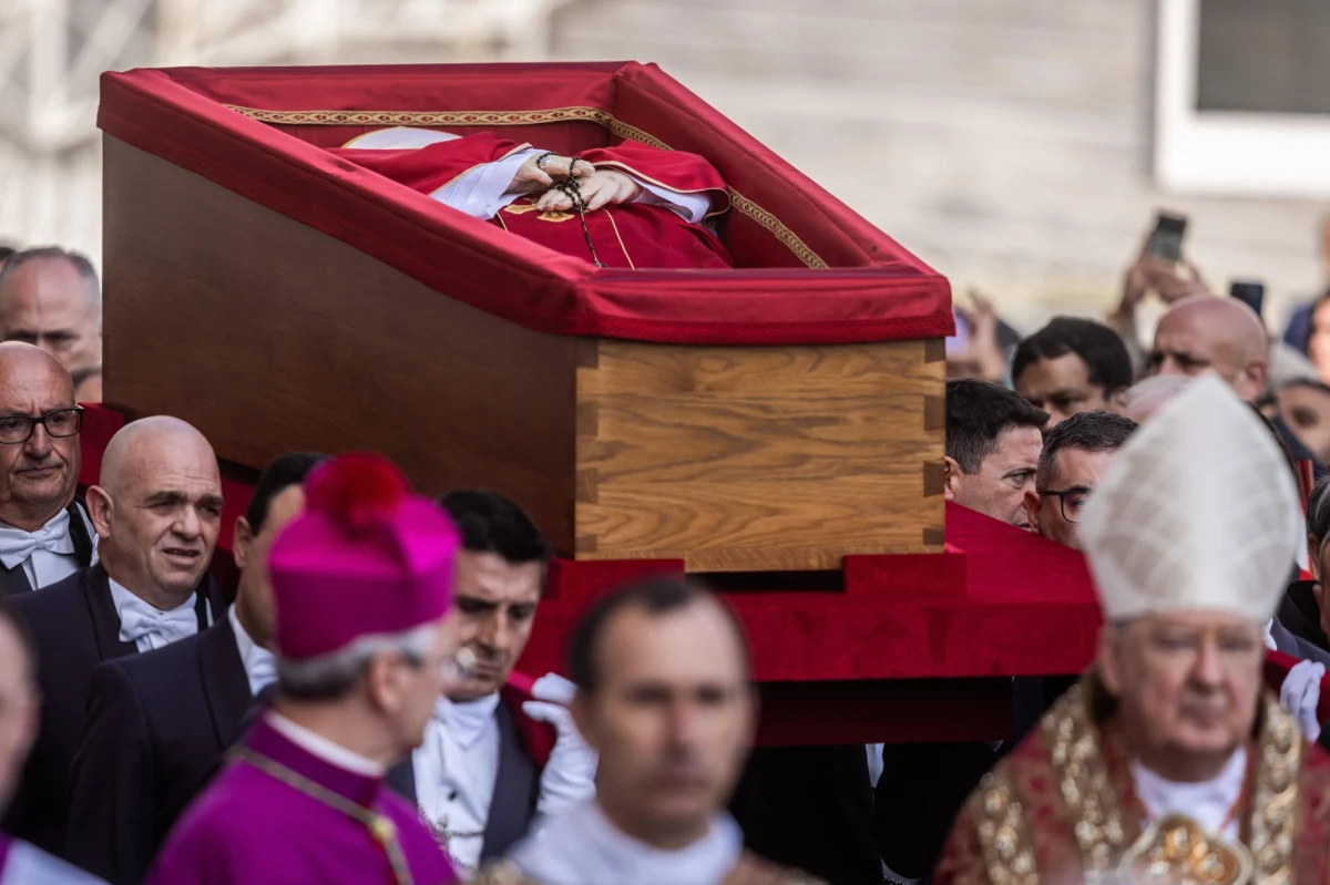 W sobotę, 26 kwietnia 2025 roku, oczy świata zwrócą się ku Watykanowi, gdzie odbędzie się uroczysty pogrzeb papieża Franciszka. Oczekuje się, że w ceremonii weźmie udział nawet ćwierć miliona osób, a miliony będą śledzić wydarzenie za pośrednictwem mediów. W Polsce transmisję zapowiedziały główne stacje telewizyjne. Dostępne będą również relacje internetowe.