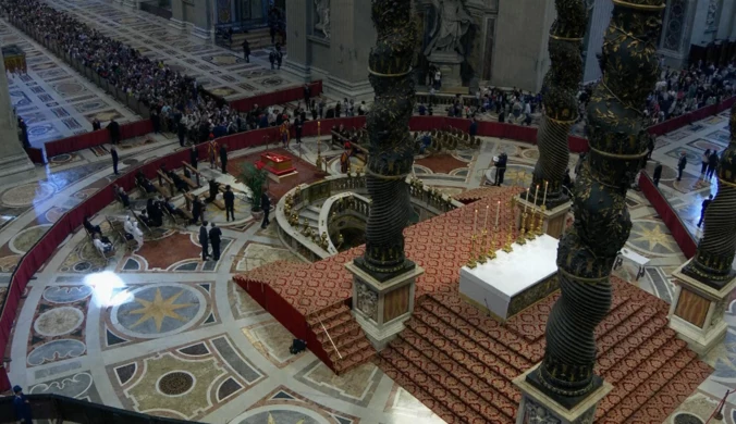 Tłumy żegnają Franciszka. Bazylika św. Piotra otwarta dla wiernych