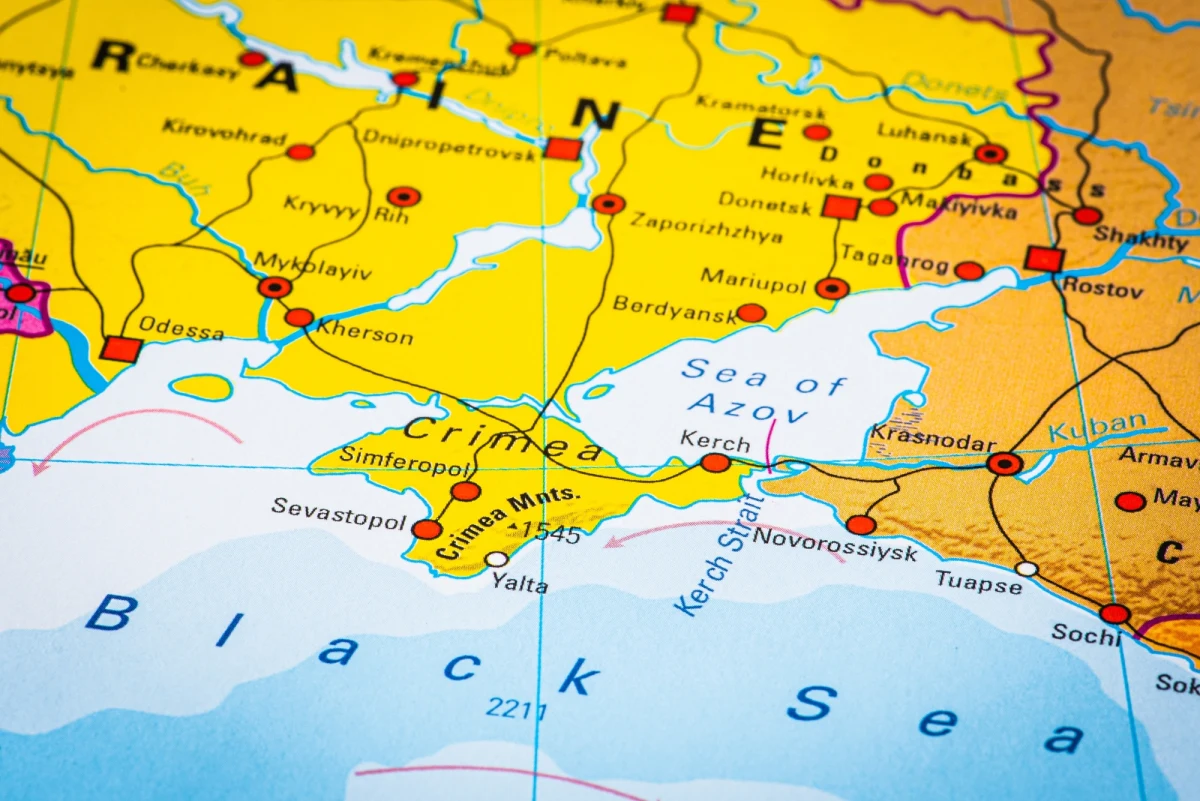 Komisja Europejska zajęła stanowisko w sprawie Krymu, który będzie języczkiem u wagi w negocjacjach pokojowych Rosji i Ukrainy. Rzecznik KE Guillaume Mercier odpowiedział w środę na pytanie o stanowisko UE w tej kwestii.