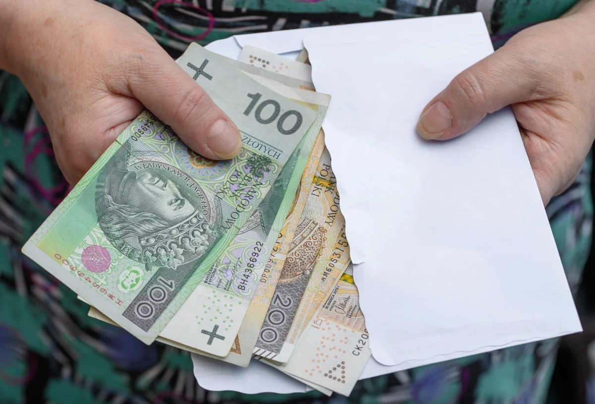 Już od lipca ZUS oraz KRUS ruszą z wypłatą nowego świadczenia, które znacząco wesprze budżety seniorów. Mowa o rencie wdowiej, długo wyczekiwanym rozwiązaniu, które umożliwi łączenie emerytury z rentą rodzinną. Co to dokładnie oznacza i kto może liczyć na wypłatę nawet 5636 zł? 