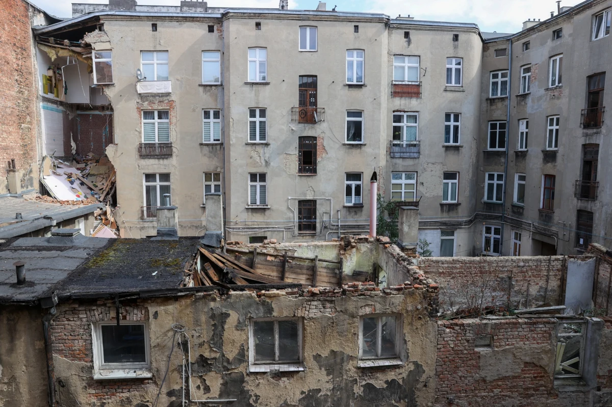 Wykonawca tunelu średnicowego w Łodzi poinformował, że "potwierdziły się wyniki z poprzednich badań: wiele budynków na trasie tunelu jest w stanie złym lub awaryjnym". Ekspertyzy mają objąć sto kamienic na trasie tunelu. Inwestorzy nie chcą dopuścić do powtórki sytuacji z września ub. r., gdy doszło do osunięcia fragmentu kamienicy przy al. 1 Maja. "Niewykluczone, że ekspertyzy ułatwią podjęcie trudnych decyzji o ewentualnych rozbiórkach kamienic, które są w najgorszym stanie technicznym" - mówi rzecznik firmy, która prowadzi budowę.
