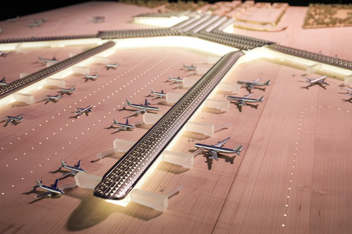 Centralny Port Komunikacyjny (CPK) poinformował we wtorek o przełomowym etapie realizacji Programu Dobrowolnych Nabyć (PDN). W jego ramach spółka zawarła już 500 transakcji i nabyła 1800 ha nieruchomości. To znaczący krok w kierunku budowy nowego centralnego lotniska oraz linii Kolei Dużych Prędkości (KDP) pomiędzy Warszawą a Łodzią.