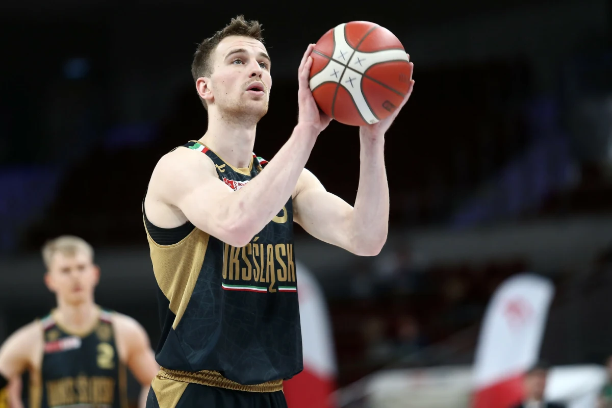 Za niewiele ponad cztery miesiące w Katowicach rozpocznie się najważniejsza koszykarska impreza na Starym Kontynencie - Eurobasket 2025. Polska jest współgospodarzem imprezy, a mecze będą rozgrywane w katowickim Spodku. "To jest taki moment w naszych karierach, że trzeba to po prostu wykorzystać, bo nie wiemy, czy taka okazja nadarzy się ponownie" – mówi w rozmowie z RMF FM reprezentant Polski Jakub Nizioł. Podkreśla, że nim ruszy Eurobasket jego Śląsk Wrocław ma jeszcze o co grać w Orlen Basket Lidze. Zespół z Dolnego Śląska w piątek w hitowym starciu zmierzy się z Anwilem Włocławek.