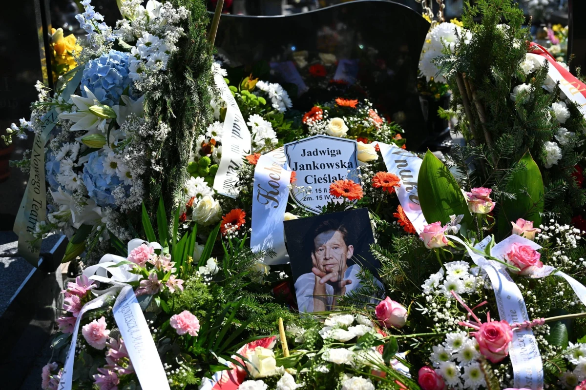 Na cmentarzu parafialnym w podwarszawskim Józefowie odbył się pogrzeb wybitnej aktorki teatralnej i filmowej, Jadwigi Jankowskiej-Cieślak. Odeszła 15 kwietnia w wieku 74 lat. Uroczystość zgromadziła rodzinę, przyjaciół i środowisko artystyczne. Wśród żegnających artystkę znaleźli się m.in. Krzysztof Warlikowski, Agata Buzek, Daniel Olbrychski, Maja Komorowska, Maja Ostaszewska oraz Małgorzata Hajewska-Krzysztofik.