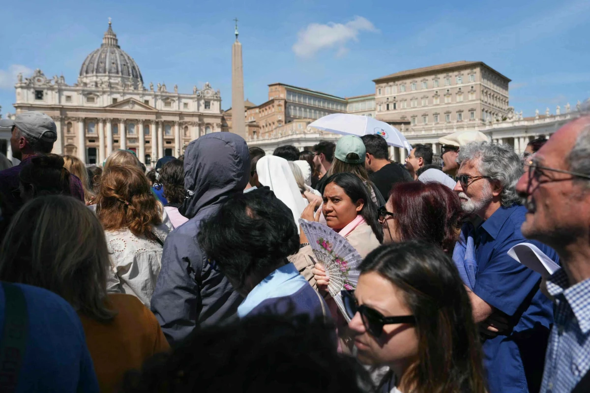 Z jednej strony bicie dzwonów, z drugiej szczekanie psa, do tego wysoka temperatura - w takich okolicznościach przeniesiona została dziś w procesji z kaplicy watykańskiego Domu Świętej Marty do Bazyliki Świętego Piotra trumna z ciałem zmarłego w poniedziałek papieża Franciszka. "Sacrum miesza się z profanum" - przekazał Michał Radkowski, który - podobnie jak Tomasz Staniszewski - jest specjalnym wysłannikiem RMF FM w Watykanie. "Przy trumnie papieża byliśmy tylko przez dwie sekundy. Zapamiętamy je na zawsze" - mówiła RMF FM para pielgrzymów z Polski.