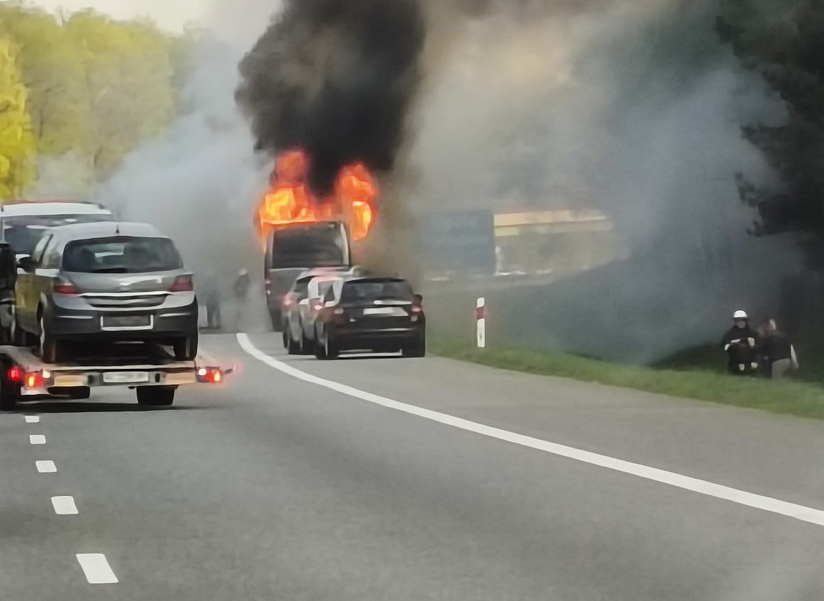 Dramat na A4. Autokar z nastolatkami stanął w płomieniach