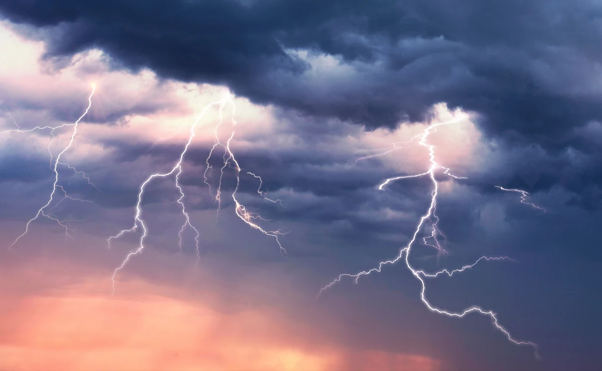 Uwaga! Nowe ostrzeżenia IMGW. W czwartek w części kraju prognozowane są bardzo silne i niebezpieczne burze oraz intensywne opady. Możliwe nawet ostrzeżenia trzeciego stopnia.