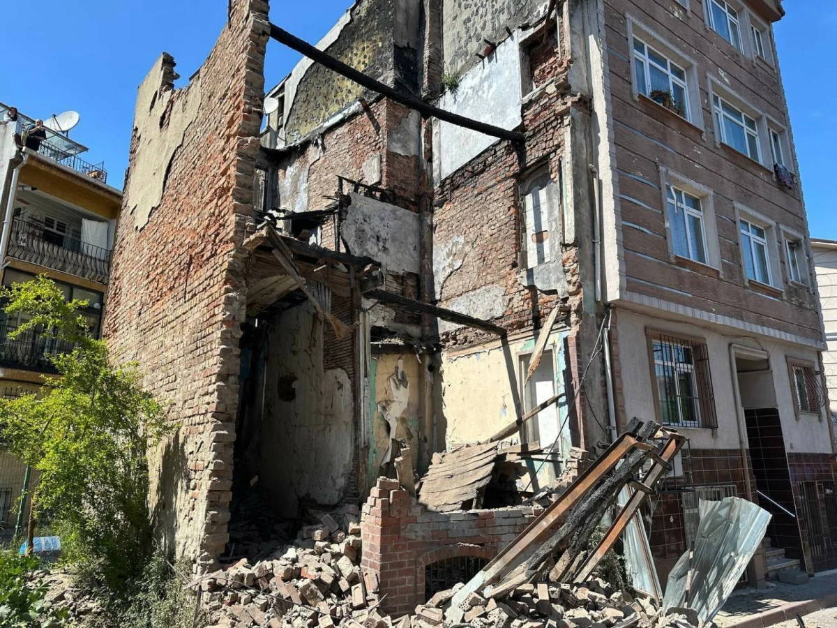 Trzęsienie ziemi w Stambule wywołało ogromną panikę wśród mieszkańców. Biuro gubernatora prowincji poinformowało, że w wyniku zdarzenia do szpitali trafiło 151 osób. Minister spraw wewnętrznych Turcji, Ali Yerlikaya, uspokaja, że na szczęście nie odnotowano żadnych ofiar śmiertelnych.