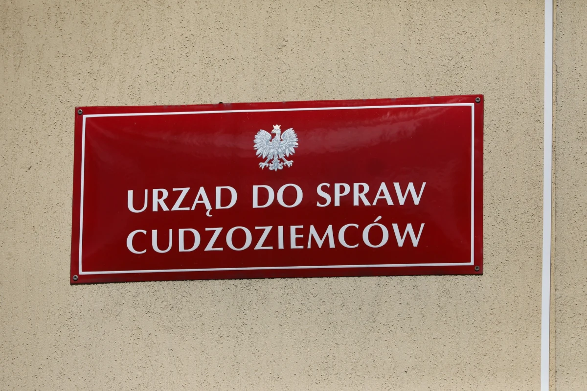 Głośne okrzyki, obecność policji, narodowy działacz w sali obrad i ryzyko utraty milionów z unijnych dotacji – tak wyglądała środowa sesja rady miejskiej w Piotrkowie Trybunalskim. Powód? Spór wokół planów utworzenia Centrum Integracji Cudzoziemców. W tle: emocje, polityka i migracyjny strach.