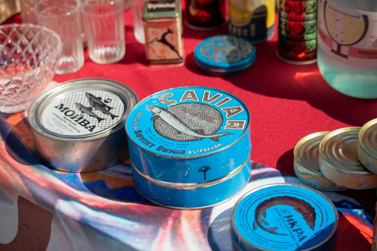 Choć może się to wydawać nieprawdopodobne, rosyjska stolica dogoniła, a nawet przegoniła Nowy Jork pod względem cen niektórych podstawowych produktów spożywczych. Po ponad trzech latach wojny w Ukrainie i międzynarodowych sankcji, Moskwa staje się miejscem, gdzie za mleko, ser czy pomidory trzeba zapłacić więcej niż w jednej z najdroższych metropolii świata.