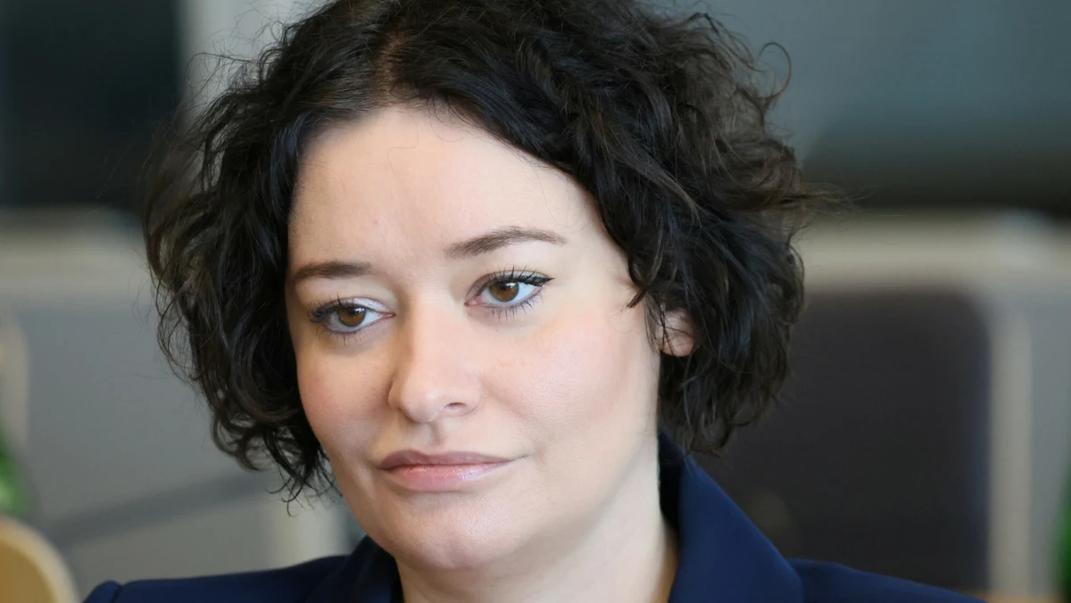 Klub Lewicy podjął zdecydowane kroki wobec senatora Piotra Woźniaka. Powodem jest jego postawa podczas środowego głosowania w Senacie nad obniżeniem składki zdrowotnej dla przedsiębiorców. Anna Maria Żukowska, szefowa klubu Lewicy, poinformowała o złożeniu wniosku o wykluczenie Woźniaka z klubu, argumentując to złamaniem dyscypliny klubowej.