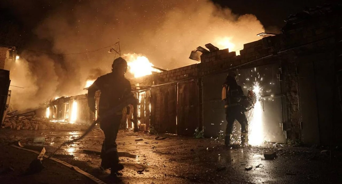 Co najmniej 9 osób zginęło, a ponad 80 zostało rannych - to bilans łączonego ataku rakietowo-dronowego na Kijów, przeprowadzonego przez siły rosyjskie w nocy ze środy na czwartek. Ukraińskie służby ratunkowe przekazały, że "trwają poszukiwania ludzi pod gruzami".