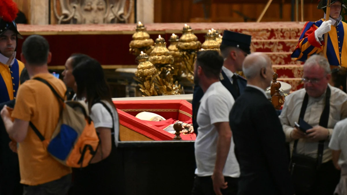 Przez całą noc wierni mogli oddawać hołd zmarłemu papieżowi Franciszkowi. Bazylika Świętego Piotra w Watykanie cały czas jest otwarta. Tysiące wiernych z całego świata chcą pokłonić się Ojcu Świętemu - relacjonują specjalni wysłannicy RMF FM Tomasz Staniszewski i Michał Radkowski.