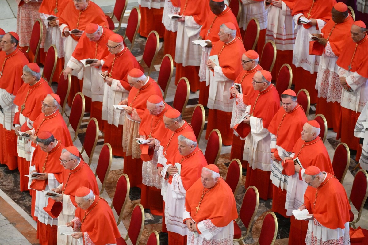 Konklawe to jedno z najbardziej tajemniczych i fascynujących wydarzeń w życiu Kościoła katolickiego. To właśnie podczas tego zamkniętego zgromadzenia kardynałów w Kaplicy Sykstyńskiej wybierany jest nowy papież - Biskup Rzymu i głowa Kościoła powszechnego. Papież Franciszek zmarł w Poniedziałek Wielkanocny. Pogrzeb Ojca Świętego odbędzie się w sobotę 26 kwietnia, o godz. 10:00. Dokładna data rozpoczęcia konklawe ma być ogłoszona po zakończeniu uroczystości pogrzebowych papieża. Poniżej przedstawiamy szczegółowy opis historii, przebiegu i znaczenia konklawe.