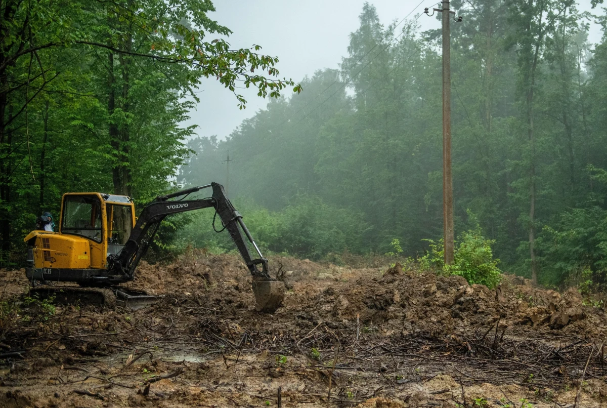 Ekshumacje polskich ofiar zbrodni w Puźnikach w zachodniej Ukrainie w obwodzie tarnopolskim rozpoczęły się w czwartek rano. Do Puźnik przyjechali badacze z kilkoma tonami sprzętu. W miejscu zbiorowej mogiły - w samym środku lasu - rozstawiono bazę medyczną i rozpoczęto prace. Teren zabezpiecza policja.