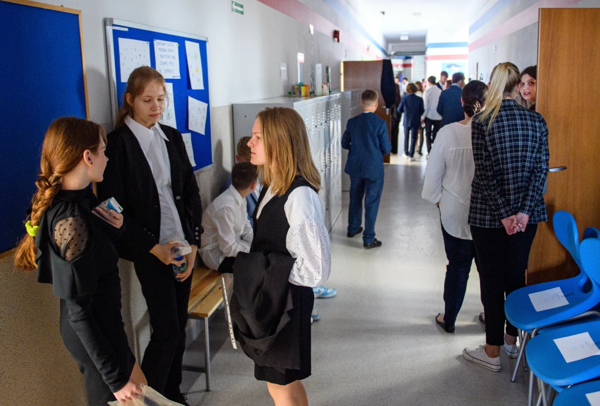 Ministerstwo Edukacji planuje rewolucję w kalendarzu szkolnym - egzamin ósmoklasisty może zostać przesunięty z maja na kwiecień. O szczegółach tej propozycji, jej konsekwencjach i obawach środowiska edukacyjnego opowiada w rozmowie z RMF24 prof. Robert Zakrzewski, szef Centralnej Komisji Egzaminacyjnej. Czy uczniowie i nauczyciele są gotowi na taką zmianę? Sprawdzamy, co może się zmienić już w najbliższych latach.