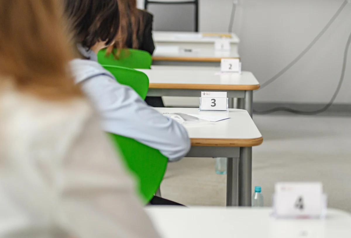 Egzamin ósmoklasisty 2025 zbliża się wielkimi krokami. Na stronie Centralnej Komisji Egzaminacyjnej opublikowano szczegółowy harmonogram oraz kluczowe informacje dotyczące egzaminu, który jest jednym z najważniejszych etapów edukacyjnych w Polsce. Sprawdź, kiedy odbędą się poszczególne egzaminy, jakie są zasady ich przeprowadzania oraz co warto wiedzieć o wynikach i rekrutacji do szkół ponadpodstawowych.