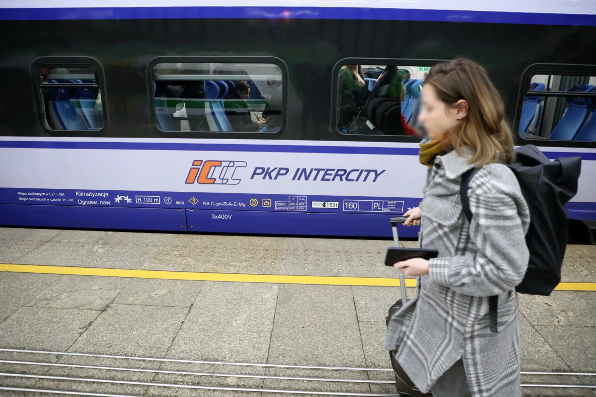 Podróż koleją już wkrótce będzie droższa - PKP Intercity zapowiada podwyżki cen biletów na większości tras. Przewoźnik tłumaczy decyzję rosnącymi kosztami, a pasażerowie zastanawiają się, jak zmiany wpłyną na ich codzienne dojazdy. Sprawdź, które połączenia zdrożeją i kiedy nowe stawki wejdą w życie.

