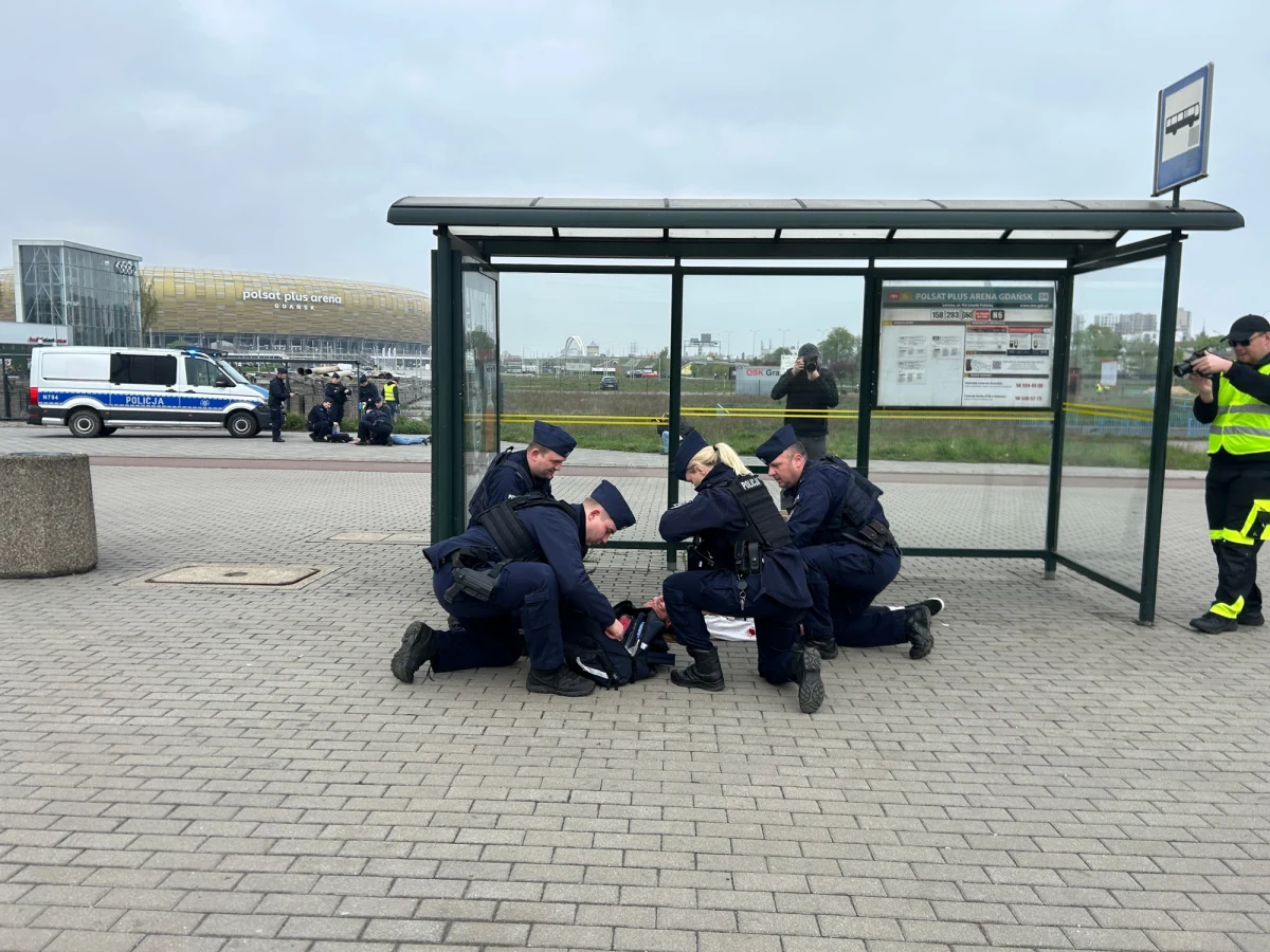 W Gdańsku ruszyły ćwiczenia służb "Motława 2025". Zawyły syreny, a na ulicach w okolicach stadionu na Letnicy jest wiele służb. Ćwiczenia zorganizowano, by sprawdzić  gotowości Gdańska na sytuacje kryzysowe, takie jak powódź czy zagrożenia terrorystyczne i przetestować działania ratownicze w przestrzeni miejskiej.