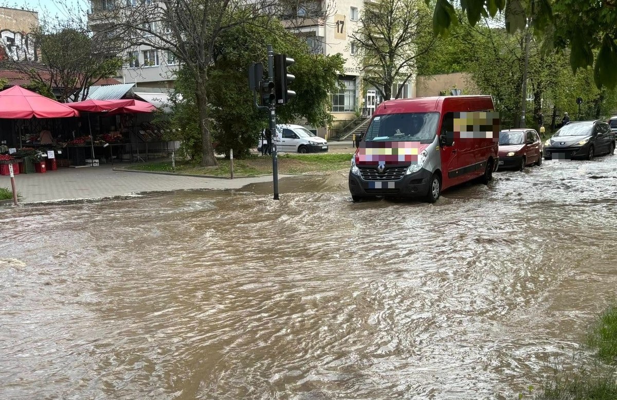 Potężna awaria wodociągów w Łodzi. Woda zalała ulice