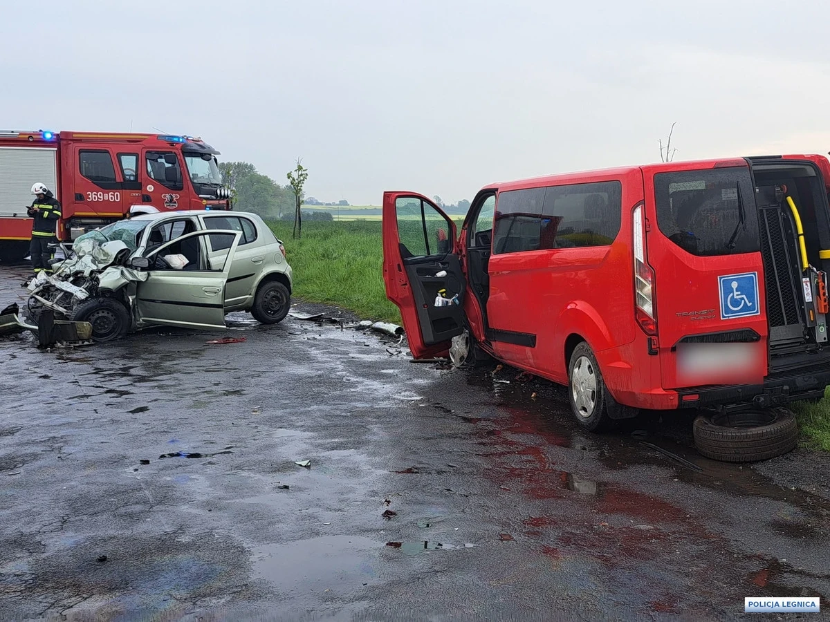 Tragiczny wypadek na Dolnym Śląsku. W wyniku zderzenia samochodu osobowego z busem między Biskupicami a Legnickim Polem zginęła 49-latka. Busem jechały dzieci z niepełnosprawnościami.