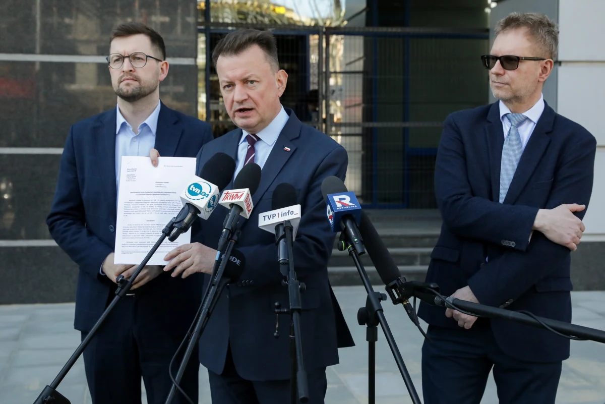 Są zarzuty dla byłego dyrektora departamentu strategii i planowania obronnego MON Piotra Z. i byłej szefowej gabinetu Mariusza Błaszczaka Agnieszki Glapiak (zgodziła się na podawanie nazwiska) - dowiedział się reporter RMF FM. Piotr Z. jest podejrzany o przekroczenie uprawnień w celu osiągnięcia korzyści przez ministra, a także o pomoc w przekroczeniu przez niego uprawnień. Agnieszka G. usłyszała zarzut pomocnictwa w przekroczeniu uprawnień przez jej szefa.