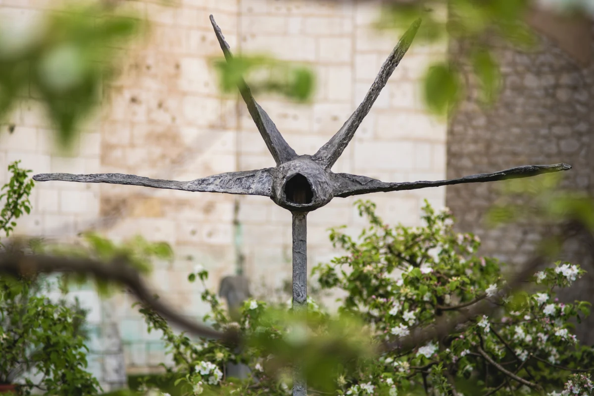 14 rzeźb Magdaleny Abakanowicz stanęło w ogrodach królewskich Zamku na Wawelu. W otoczeniu przyrody będzie można je oglądać do jesieni.