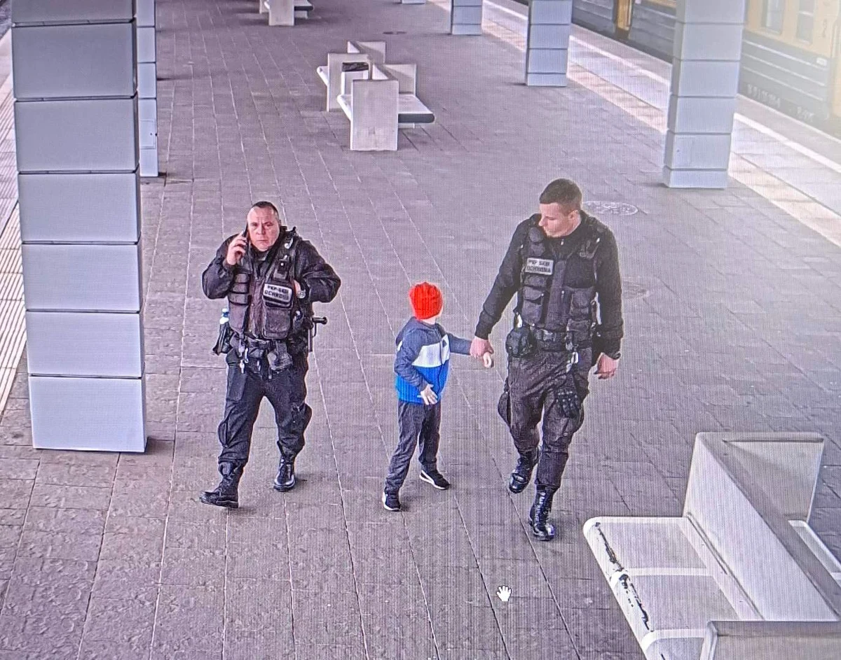 Groźna sytuacja w jednym z przedszkoli w Sopocie. 5-letni chłopiec niezauważony oddalił się z jednej z placówek. Pół godziny później odnaleziono go… 10 kilometrów dalej - na stacji SKM Gdańsk Śródmieście. Na szczęście dziecku nic się nie stało. Teraz policja szczegółowo wyjaśnia, jak mogło dojść do tak niebezpiecznego zdarzenia.