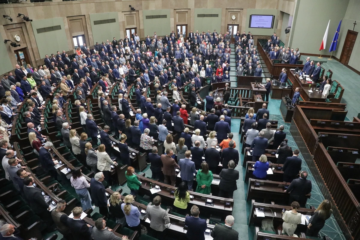 Sejm przyjął pierwszą ustawę deregulacyjną wraz z poprawkami. Do rządowego projektu dodano m.in. przepis zwalniający Rzecznika Małych i Średnich Przedsiębiorców z wnoszenia opłat sądowych podczas postępowań, w których reprezentuje przedsiębiorców.