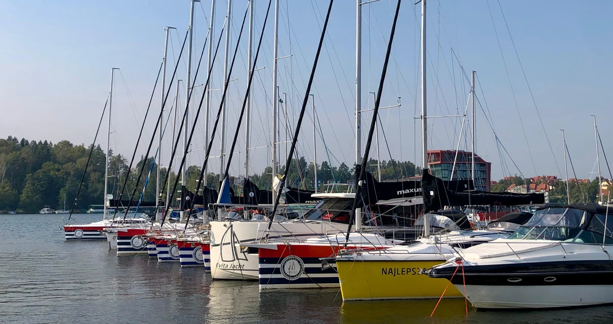 W piątek otwarty dla żeglugi zostanie szlak Wielkich Jezior Mazurskich. Z uwagi na niskie stany wód zamknięta dla żeglugi pozostaje rzeka Pisa. Zmianie uległa też część szlaku na jeziorze Śniardwy.