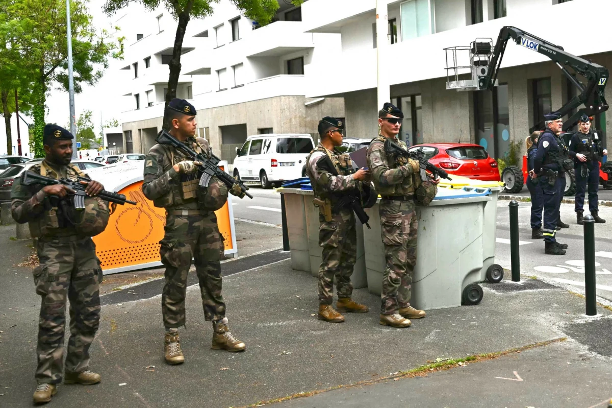 Atak nożownika w prywatnej szkole w Nantes we Francji. Jedna osoba nie żyje, a co najmniej trzy inne są poważnie ranne - podaje Sky News. Szkoła została ewakuowana. 
