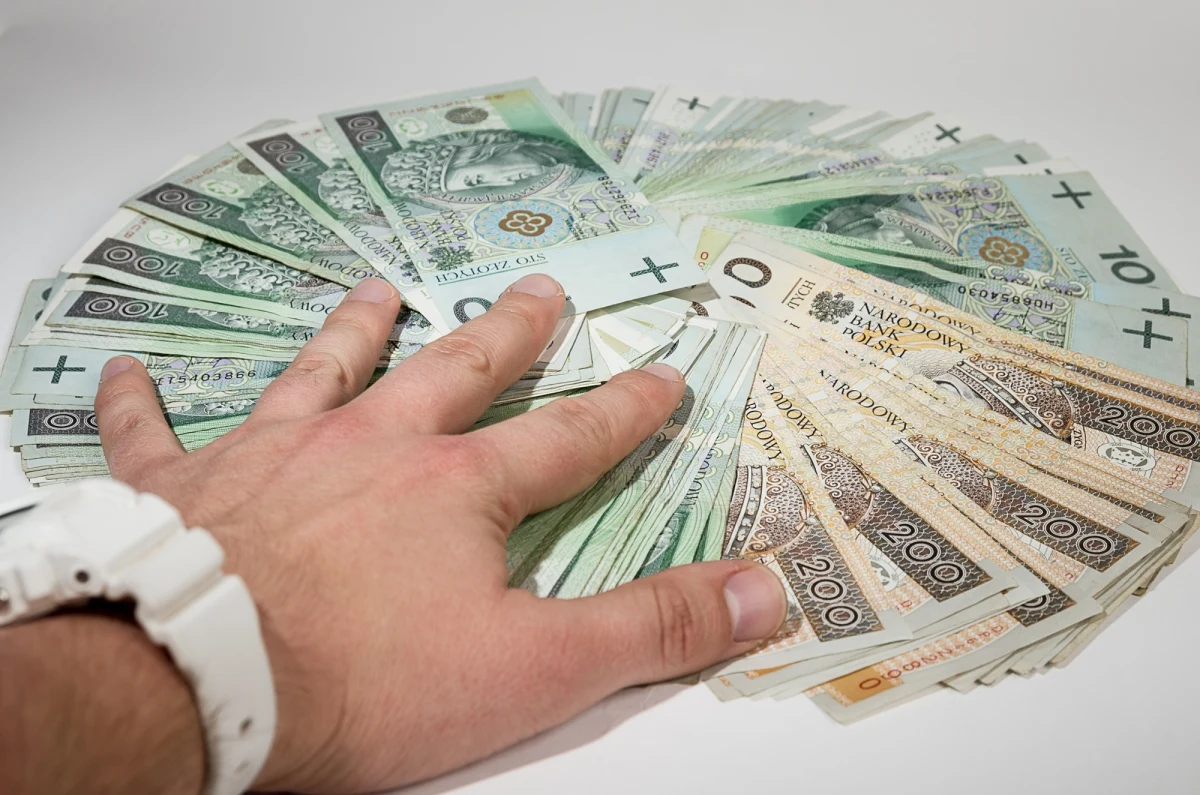 Każdy, kto myśli o zakupie nieruchomości lub planuje większe przedsięwzięcie wymagające środków finansowych, prawdopodobnie prędzej czy później natrafi na pojęcie hipoteki. Choć brzmi poważnie i bywa kojarzone z długoterminowym zobowiązaniem, warto poznać je bliżej – tym bardziej, że hipoteka może być nie tylko narzędziem zabezpieczającym kredyt, ale również szansą na realizację celów, które dotąd wydawały się poza zasięgiem. Czym dokładnie jest hipoteka i jakie są jej rodzaje? Kiedy warto po nią sięgnąć i jak przebiega cały proces?