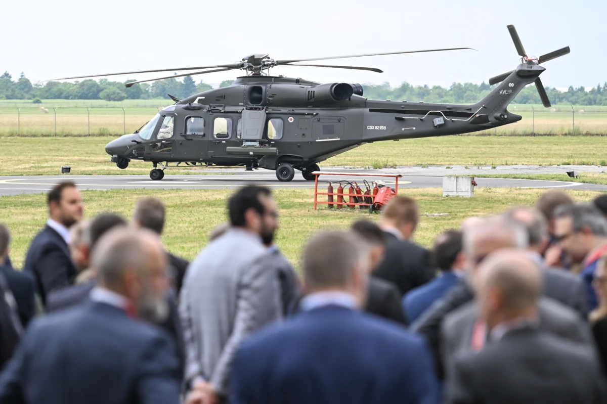 Wielki krok w polskim przemyśle lotniczym: pierwszy śmigłowiec AW149 wyprodukowany w całości w PZL-Świdnik (Lubelskie) właśnie wykonał swój testowy lot. Jest to jeden z kluczowych elementów umowy na dostawę 32 maszyn dla polskiej armii do 2029 r. Kontrakt wart około 8,2 mld zł ma znacząco wpłynąć na modernizację Sił Zbrojnych RP.