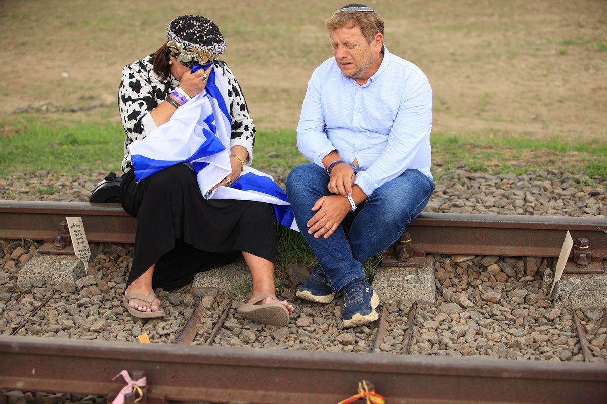 Hymn Izraela - pieśń Hatikwa (Nadzieja) - zakończył w byłym niemieckim obozie Auschwitz II-Birkenau główną ceremonię tegorocznego Marszu Żywych. Czwartkowe wydarzenie było wyrazem pamięci o ofiarach Holokaustu. "Nie wolno milczeć wobec żadnych przejawów nienawiści pomiędzy narodami, wobec żadnych przejawów nienawiści rasowej i etnicznej" - powiedział prezydent Andrzej Duda, który spotkał się w Oświęcimiu z prezydentem Izraela Isaakiem Herzogiem. Marsz Żywych jest związany z wybuchem powstania w getcie warszawskim.