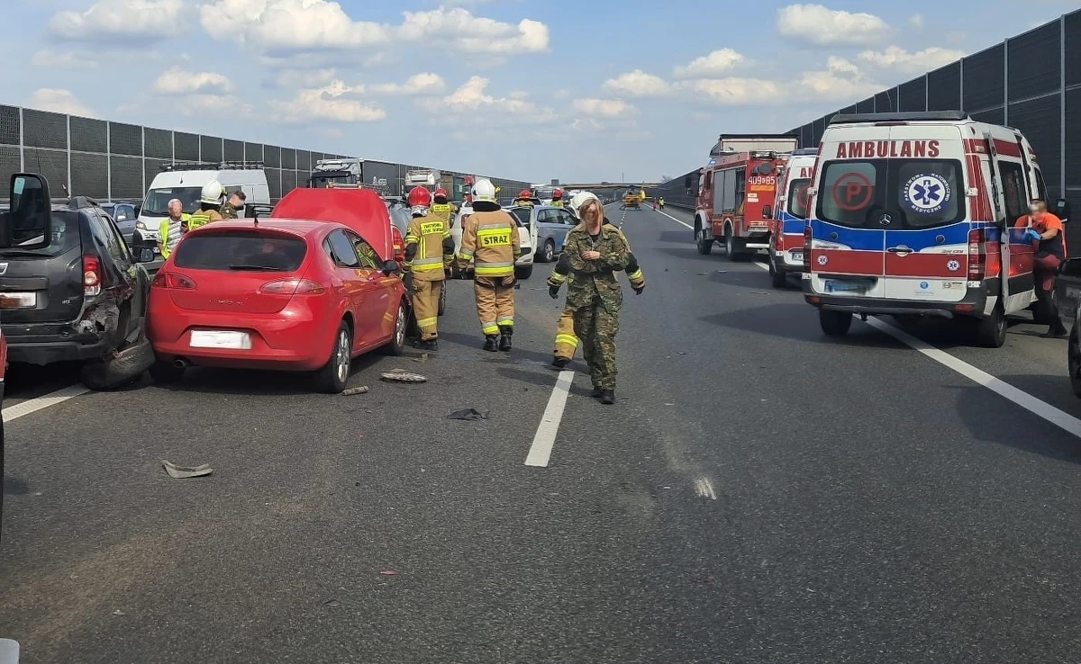 Karambol na autostradzie A4 między Targowiskiem a Bochnią w Małopolsce. Zderzyło się siedem pojazdów. Są osoby ranne, powstały duże utrudnienia dla kierowców.