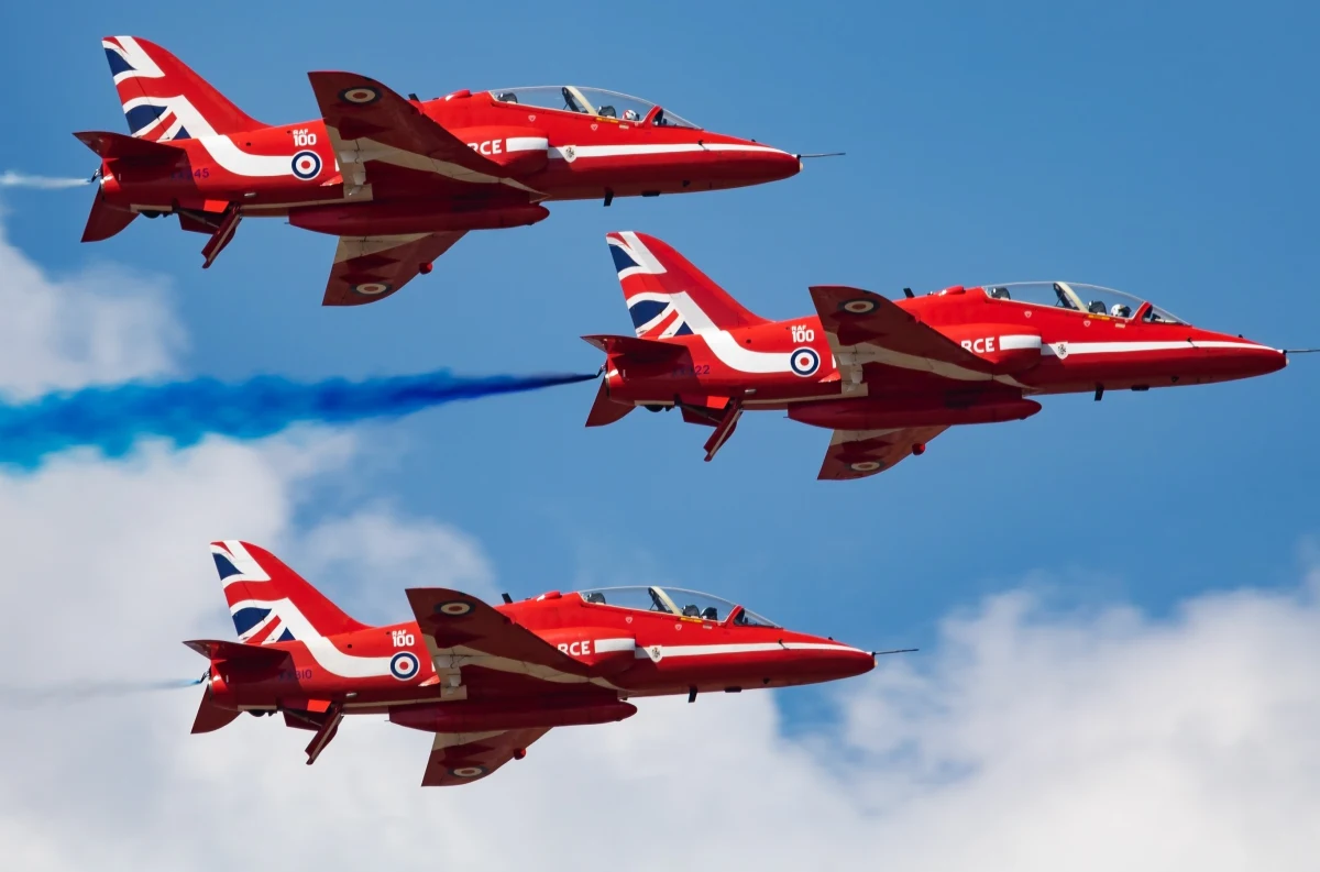 Międzynarodowe Pokazy Lotnicze AirSHOW Radom 2025 to jedno z największych wydarzeń lotniczych w Europie Środkowo-Wschodniej, które odbędzie się w dniach 30-31 sierpnia. Wśród atrakcji nie zabraknie spektakularnych pokazów akrobacyjnych zespołów z całego świata, w tym legendarnego Red Arrows oraz unikalnych prezentacji sprzętu wojskowego, w tym myśliwca F-35, który po raz pierwszy zaprezentuje się w Polsce.