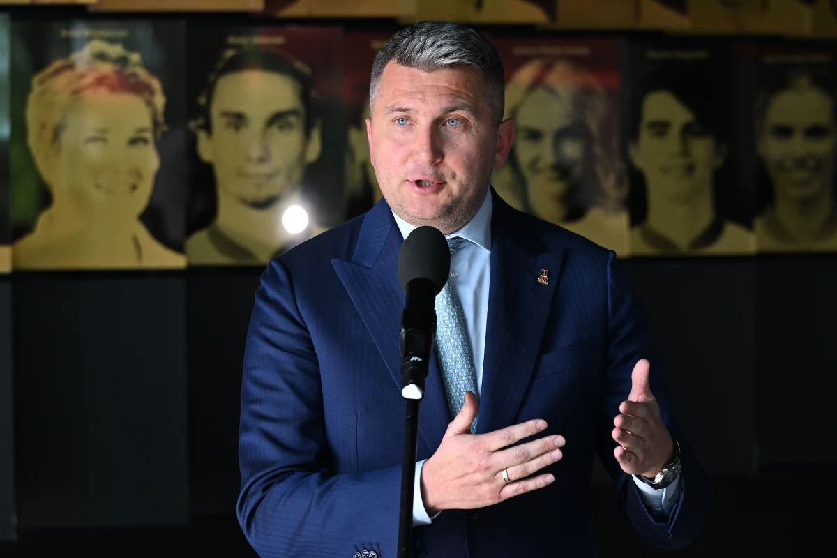 "Nie zrezygnuję z prezesowania w PKOl, ponieważ zostałem wybrany w demokratycznych wyborach. Nie mam sobie nic do zarzucenia" - powiedział prezes Polskiego Komitetu Olimpijskiego Radosław Piesiewicz. W czwartek agenci CBA wkroczyli do siedziby PKOl, a także do domu Piesiewicza.